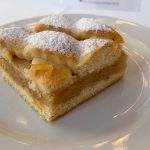 Jednoduché jablkové pité od babičky Jednoduché jablkové pité z krehkého cesta s práškovým cukrom