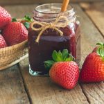 Domáci jahodový džem: recept, ktorý sa vždy vydarí Domáci jahodový džem v pohári s čerstvými jahodami