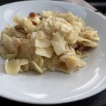 Kapustové fliačky na slano so slaninou sú klasika: jednoduchý recept Kapustové fliačky na slano so slaninou na bielom tanieri
