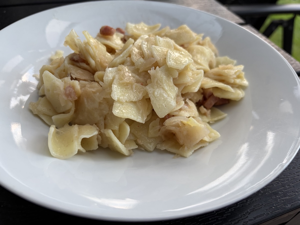 Kapustové fliačky na slano so slaninou na bielom tanieri