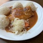 Kurací steak zapekaný so syrom: rýchly obed s ryžou a omáčkou Kurací steak zapekaný so syrom, ryža, paradajková omáčka a kapustový šalát