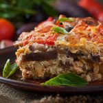 Tradičná grécka musaka recept krok za krokom Grécka musaka s baklažánom, mletým mäsom, paradajkami a bešamelom na tanieri