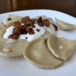 Domáce bryndzové pirohy so slaninou a kyslou smotanou, recept krok za krokom Domáce bryndzové pirohy so slaninou a kyslou smotanou na tanieri