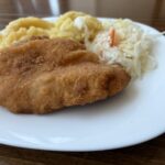Vyprážaný plnený bravčový rezeň so šunkou a údeným syrom, jednoduchý recept Vyprážaný plnený bravčový rezeň so zemiakmi a kapustovým šalátom