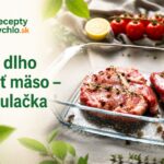 Surové ochutené mäso v sklenenej zapekacej nádobe pri kalkulačke času pečenia