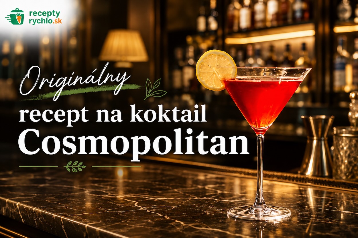 Koktail Cosmopolitan s citrónovou ozdobou v pohári na martini