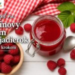 Recept na malinový džem bez jadierok: jemný, hustý a bez zrniečok Malinový džem bez jadierok v sklenenom pohári s čerstvými malinami, malinovými listami, lyžičkou, červenou károvanou utierkou a logom ReceptyRychlo.sk