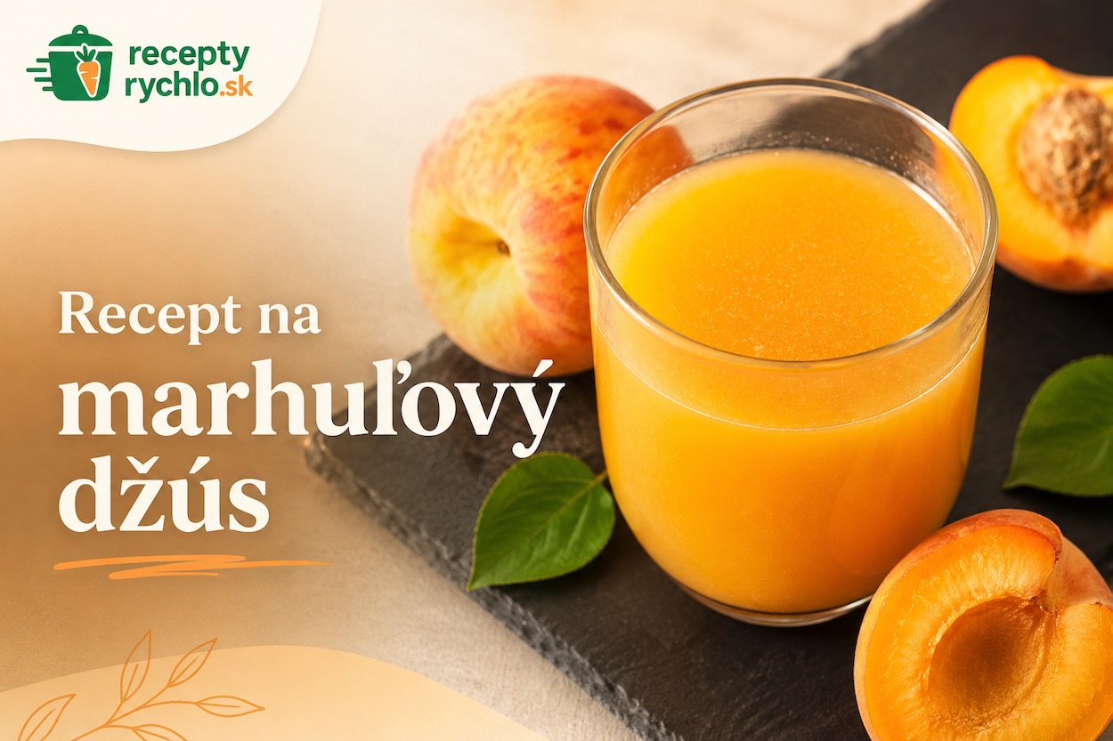 Pohár domáceho marhuľového džúsu s čerstvými marhuľami, broskyňou, zelenými listami a logom ReceptyRychlo.sk