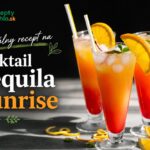 Tri koktaily Tequila Sunrise s pomarančom, ľadom a farebným prechodom