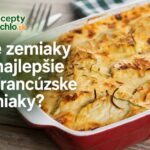 Aké zemiaky sú najlepšie na francúzske zemiaky Zapekané francúzske zemiaky v červenej zapekacej mise s logom ReceptyRychlo.sk a nápisom Aké zemiaky sú najlepšie na francúzske zemiaky