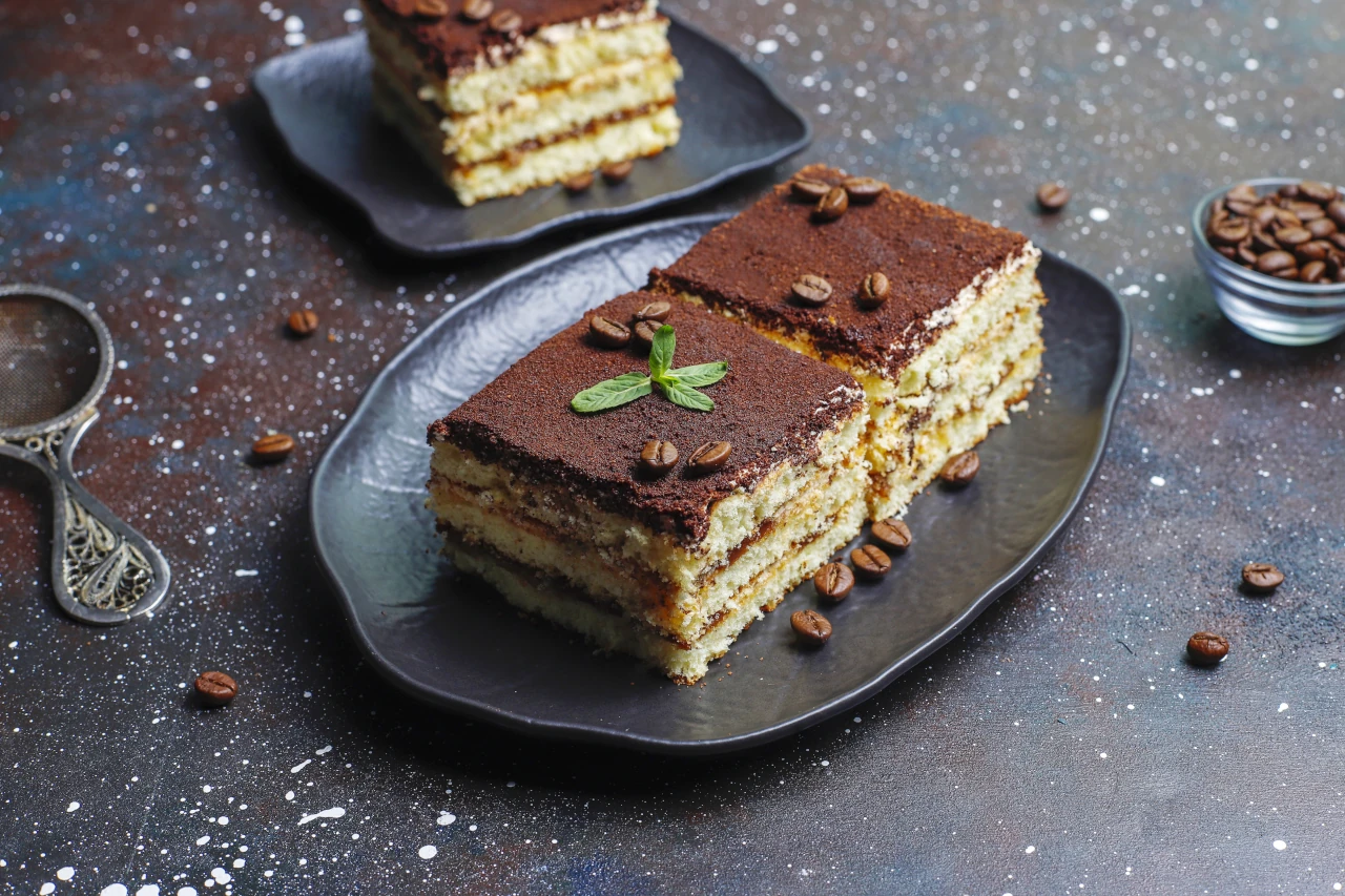 Tiramisu po odležaní v chladničke pripravené na podávanie