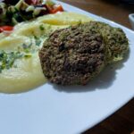 Jednoduché brokolicové fašírky so syrom: recept na panvici aj v rúre Chutné brokolicové fašírky so syrom na tanieri so zemiakovou kašou a zeleninovým šalátom