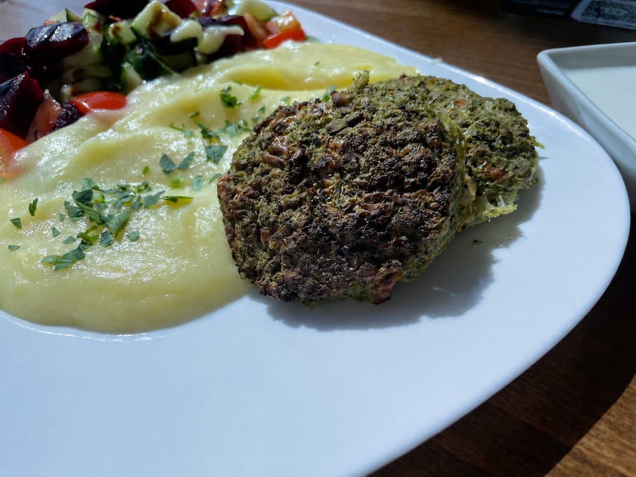 Chutné brokolicové fašírky so syrom na tanieri so zemiakovou kašou a zeleninovým šalátom