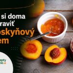 Ako si doma urobiť broskyňový džem, podrobný postup krok za krokom Grafika s broskyňovým džemom, čerstvými broskyňami a logom ReceptyRychlo.sk