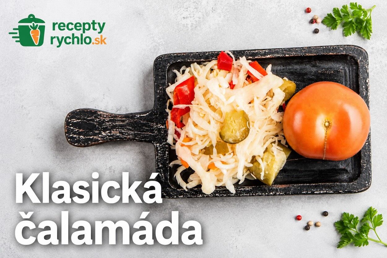 Klasická čalamáda z kapusty, uhoriek, papriky, cibule a paradajky na čiernej servírovacej doske s logom ReceptyRychlo.sk