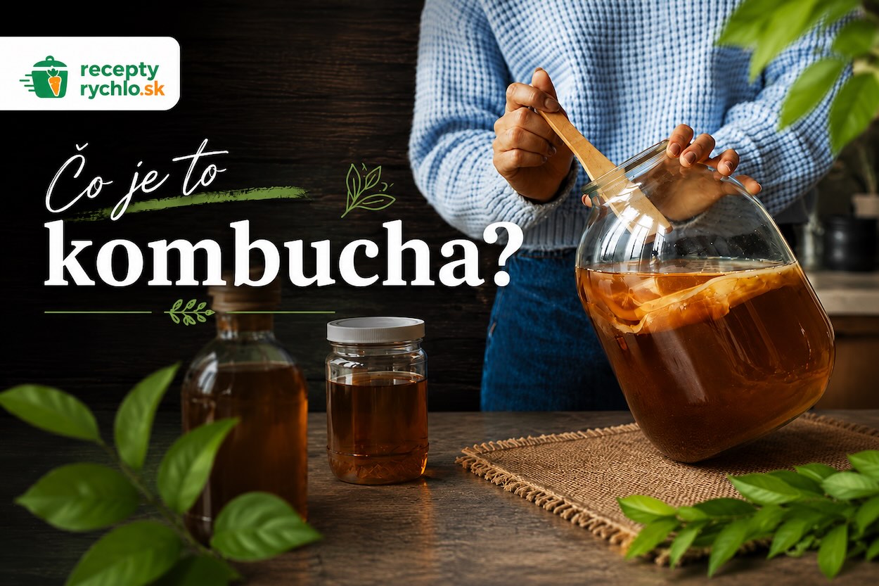 Domáca kombucha v sklenenej nádobe so SCOBY kultúrou