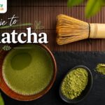Čo je to matcha a aké má účinky Matcha čaj v miske s bambusovou metličkou a zeleným matcha práškom