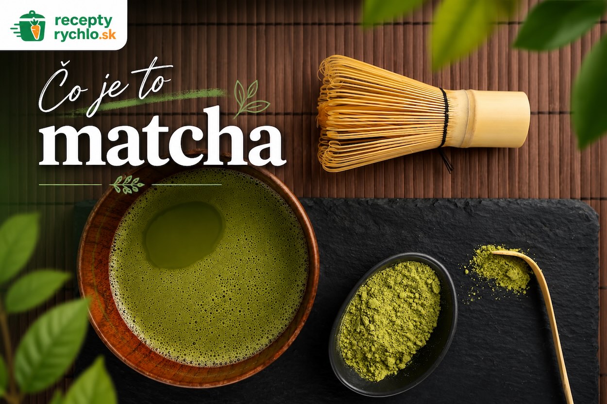 Matcha čaj v miske s bambusovou metličkou a zeleným matcha práškom