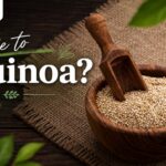 Čo je to quinoa a ako sa dá využiť Svetlé semienka quinoy v drevenej miske s drevenou odmerkou