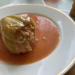 Čo podávať k plnenej paprike: knedľa, chlieb, zemiaky aj ryža Plnená paprika s paradajkovou omáčkou na tanieri