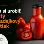 Fľaša hustého domáceho paradajkového pretlaku obklopená zrelými paradajkami