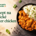 Jednoduchý recept na indické butter chicken Miska indického butter chicken s kúskami kuracieho mäsa v krémovej paradajkovej omáčke a bielou ryžou