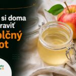 Recept na domáci jablčný ocot: overený postup krok za krokom Domáci jablčný ocot v sklenenom pohári s červenými jablkami