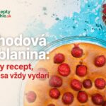 Jahodová bublanina: rýchly recept, ktorý sa vždy vydarí Jahodová bublanina s celými jahodami na sklenenom tanieri a miskou čerstvých jahôd v rohu
