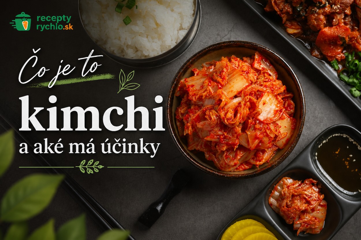Kórejské kimchi z pekinskej kapusty podávané v miske s ryžou