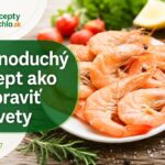 Jednoduchý recept na krevety s cesnakom, maslom a citrónom Varené krevety na tanieri s citrónom, bylinkami, zeleným korením, soľou a logom ReceptyRychlo.sk