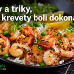 Tipy a triky, aby krevety boli dokonalé Opečené krevety na ryži s hráškom, bylinkami, citrónom, rukolou, sezamom a logom ReceptyRychlo.sk