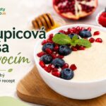 Krupicová kaša s ovocím, jednoduchý hrnčekový recept Krupicová kaša s ovocím v bielej miske, ozdobená čučoriedkami, granátovým jablkom, mätou a medom, s logom ReceptyRychlo.sk