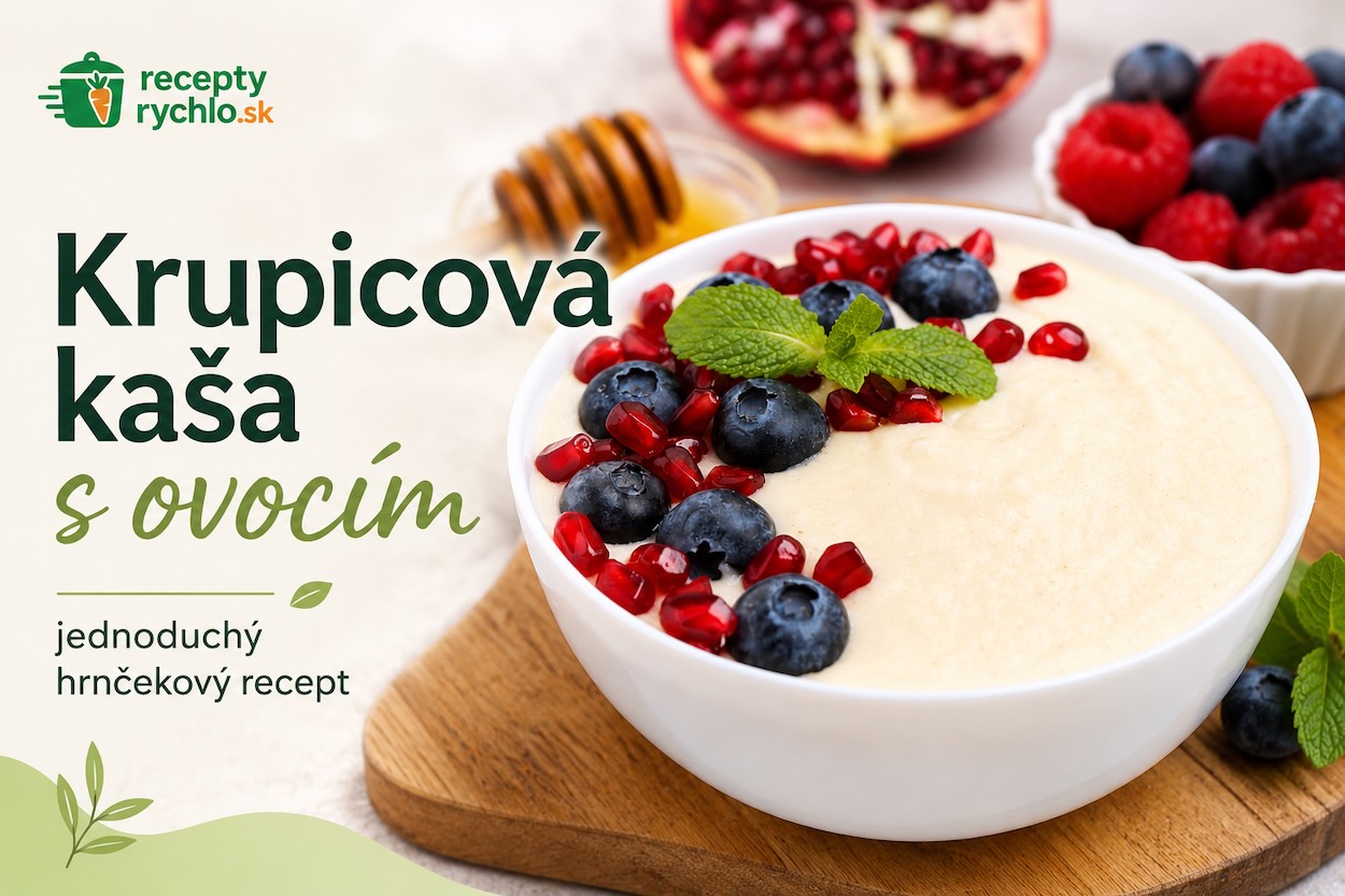 Krupicová kaša s ovocím v bielej miske, ozdobená čučoriedkami, granátovým jablkom, mätou a medom, s logom ReceptyRychlo.sk