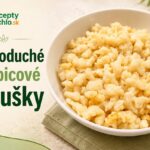 Jednoduché krupicové halušky, recept krok za krokom Jednoduché krupicové halušky v bielej miske na zelenom obrúsku, podávané ako rýchla domáca príloha