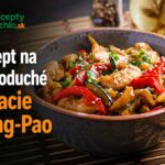 Recept na jednoduché kuracie Kung-Pao krok za krokom Kuracie Kung-Pao v miske s kúskami kuracieho mäsa, červenou paprikou, cuketou, sezamom, jarnou cibuľkou a logom ReceptyRychlo.sk