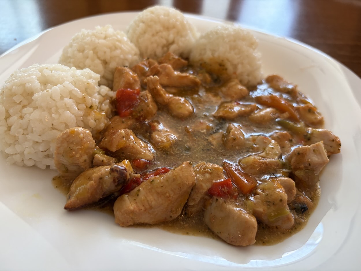 Kuracie teriyaki so zeleninou a dusenou bielou ryžou na tanieri