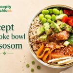 Recept na poke bowl s lososom krok za krokom Miska poke bowl s lososom, ryžou, avokádom, edamame fazuľkami, uhorkou, mrkvou, paprikou a sezamom na svetlom stole