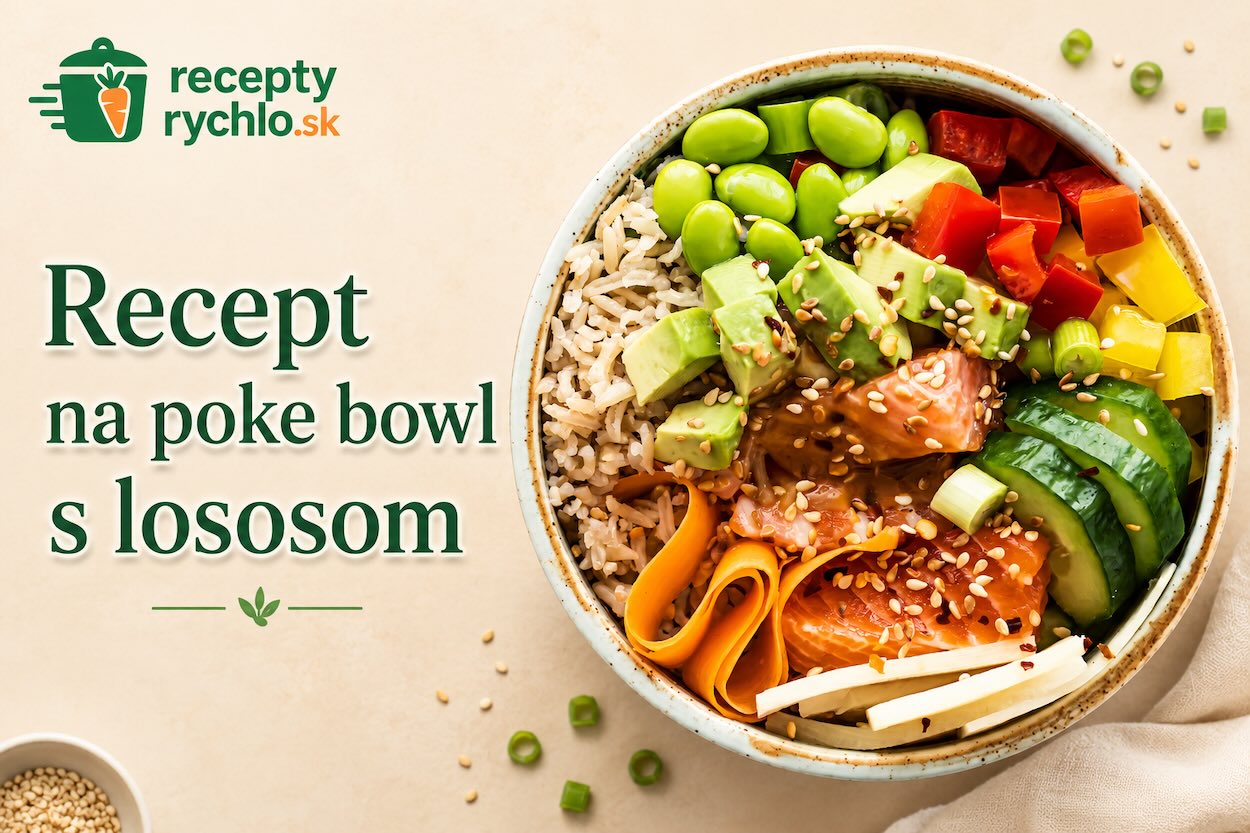 Miska poke bowl s lososom, ryžou, avokádom, edamame fazuľkami, uhorkou, mrkvou, paprikou a sezamom na svetlom stole