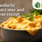 Jednoduchý domáci mac and cheese recept Domáci mac and cheese v tmavej miske s krémovou syrovou omáčkou, krátkymi cestovinami, bylinkami a logom ReceptyRychlo.sk