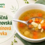 Tradičná mochovská zeleninová polievka, rokmi overený recept Tradičná mochovská zeleninová polievka v bielej miske s mrkvou, koreňovou zeleninou, krupicovými haluškami, lyžicou a logom ReceptyRychlo.sk