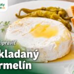 Hospodský nakladaný hermelín, originál recept Nakladaný hermelín na tanieri s olejom, feferónkami, bylinkami, kúskami chleba a logom ReceptyRychlo.sk