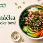 Omáčka na poke bowl, 3 jednoduché recepty krok za krokom Miska poke bowl s ryžou, lososom, uhorkou, mrkvou, morskými riasami, sezamom a omáčkou na svetlom stole