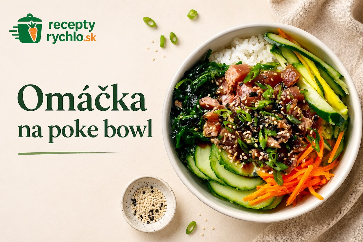 Miska poke bowl s ryžou, lososom, uhorkou, mrkvou, morskými riasami, sezamom a omáčkou na svetlom stole