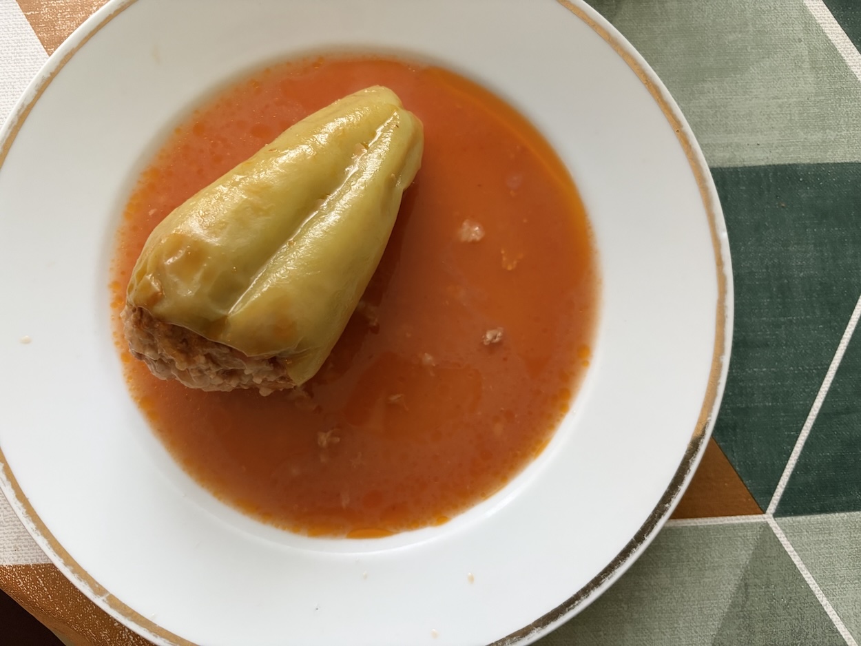 Plnená paprika v paradajkovej omáčke na tanieri