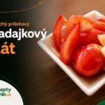 Jednoduchý prílohový paradajkový šalát hotový za pár minúť Jednoduchý paradajkový šalát z nakrájaných zrelých paradajok v bielej miske
