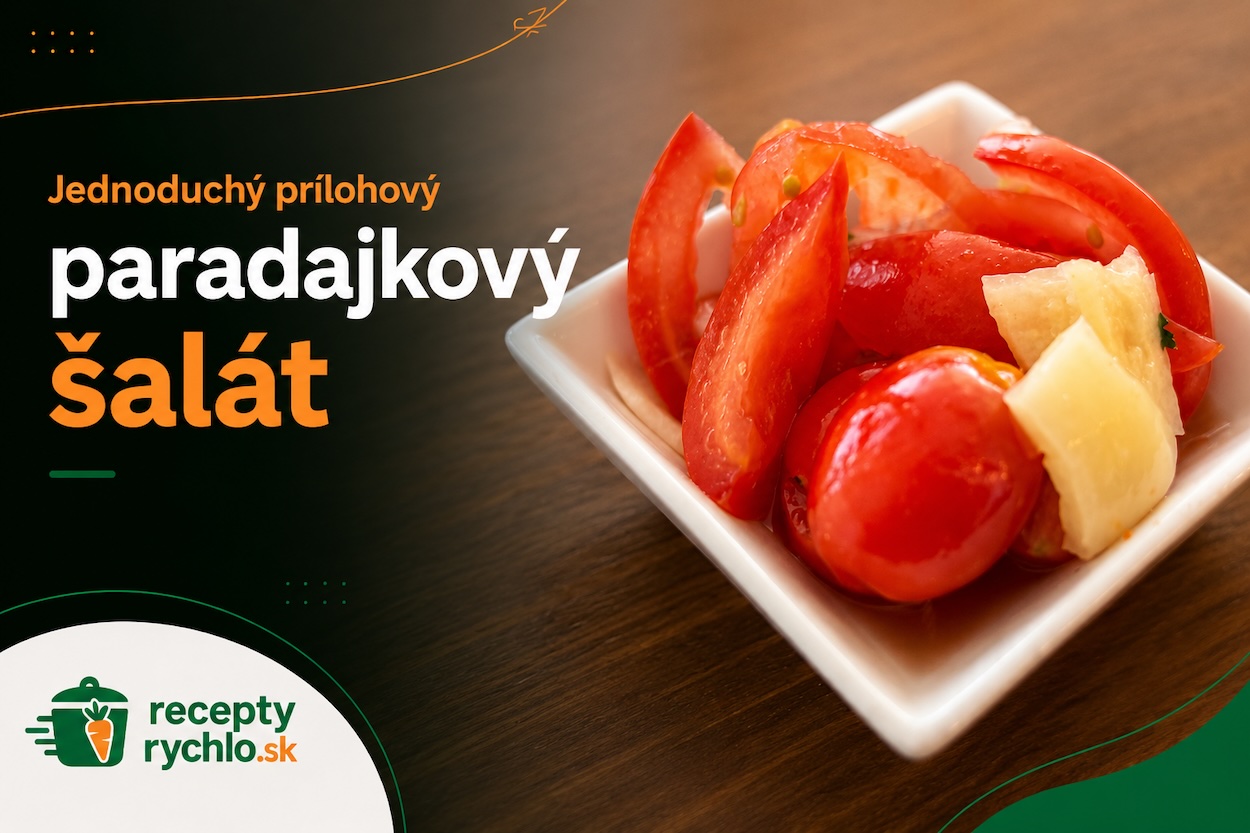 Jednoduchý paradajkový šalát z nakrájaných zrelých paradajok v bielej miske