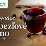 Ríbezľové víno z čiernych alebo červených ríbezlí, domáci recept Domáce ríbezľové víno v pohári na drevenom stole s tmavými ríbezľami, zelenými listami, levanduľou, otvorenou knihou a logom ReceptyRychlo.sk