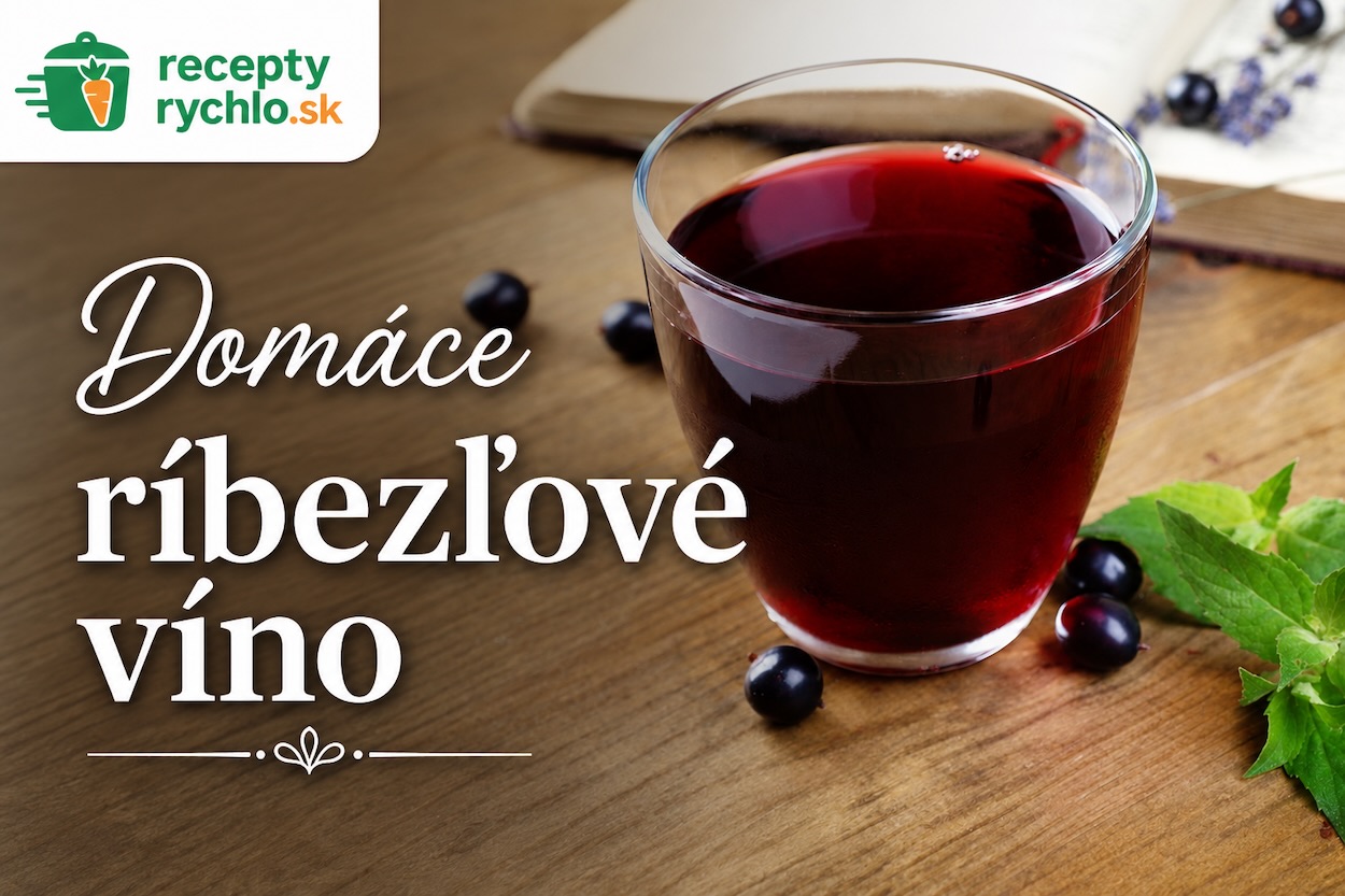 Domáce ríbezľové víno v pohári na drevenom stole s tmavými ríbezľami, zelenými listami, levanduľou, otvorenou knihou a logom ReceptyRychlo.sk