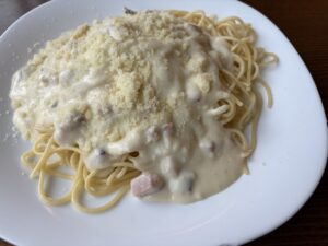 Ako urobiť špagety carbonara so smotanou: výborná večera za 25 minút