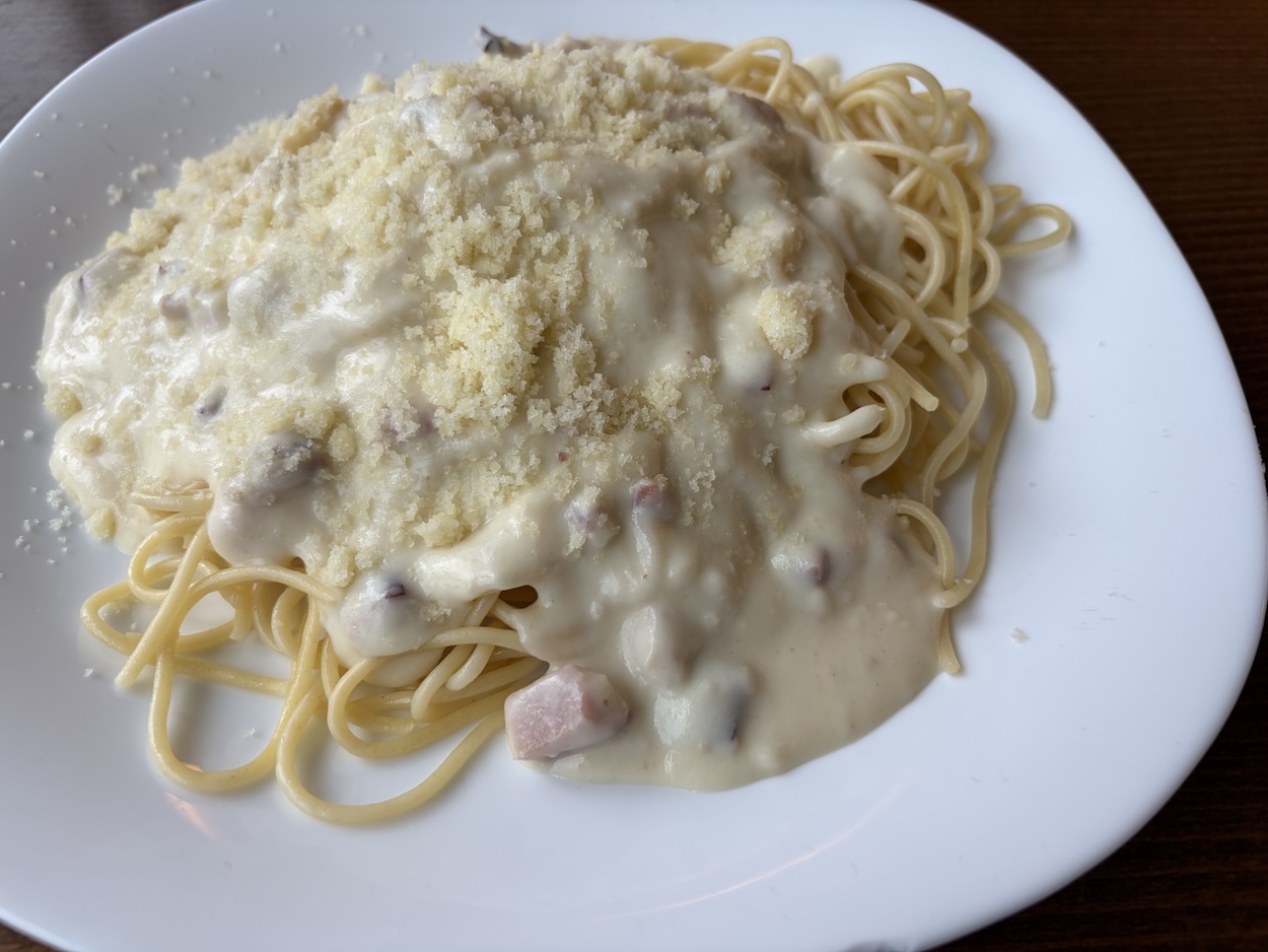 Špagety so smotanovo-vaječnou omáčkou, kúskami slaniny a strúhaným parmezánom
